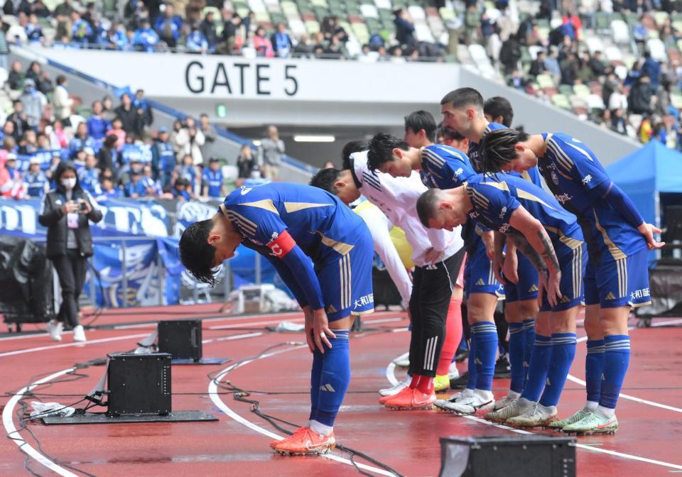 　試合後、詰めかけたサポーターに頭を下げる町田イレブン（撮影・伊藤笙子）