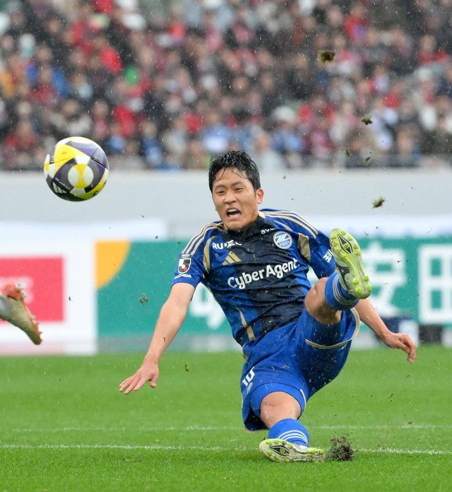 　後半、雨で濡れた芝生に足を取られ、決定機を逃す町田ナ・サンホ（撮影・伊藤笙子）