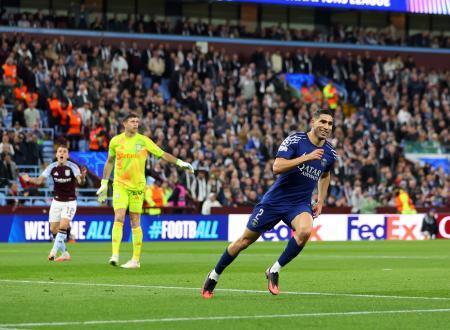 　アストンビラ戦で先制ゴールを決め、駆け出すパリ・サンジェルマンのハキミ（右）＝バーミンガム（ゲッティ＝共同）