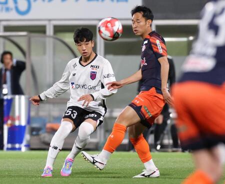 　前半、スタメンで攻め込むＦＣ東京・北原槙（撮影・金田祐二）