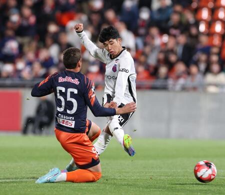 　後半、ゴールを狙うＦＣ東京・北原槙（撮影・金田祐二）