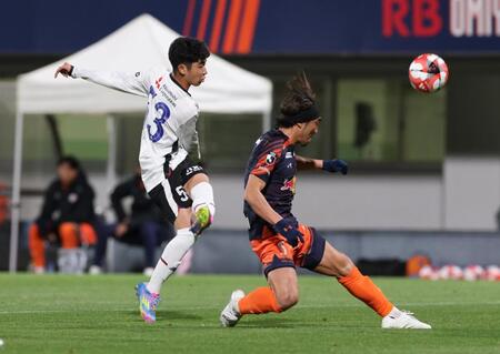 　前半、シュートを放つも阻止されるＦＣ東京・北原槙（撮影・金田祐二）