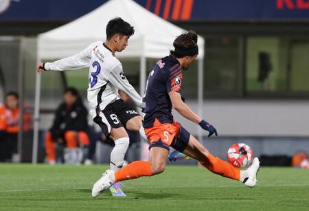 　前半、シュートを放つも阻止されるＦＣ東京・北原槙（撮影・金田祐二）