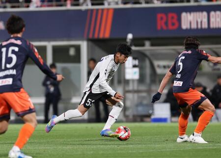 　前半、ドリブルで攻め込むＦＣ東京・北原槙（撮影・金田祐二）