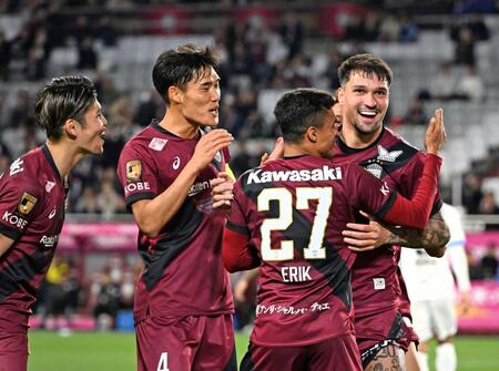 　前半、追加点を決め喜ぶ神戸のトゥーレル（右）ら