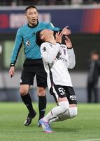 　前半、シュートが外れ悔しがるＦＣ東京・北原槙（撮影・金田祐二）