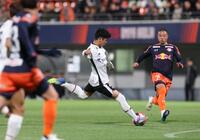 　シュートを放つＦＣ東京・北原槙（撮影・金田祐二）