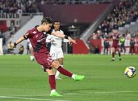 　前半、先制点を決める神戸の佐々木