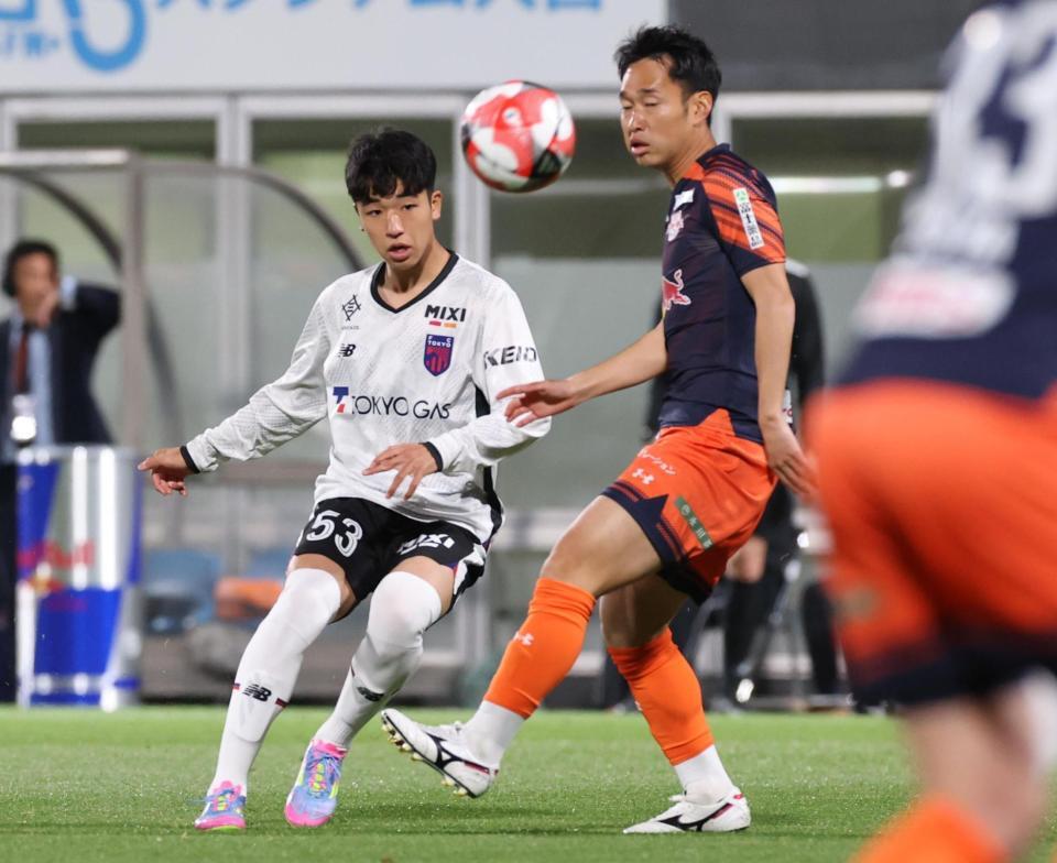 　前半、スタメンで攻め込むＦＣ東京・北原槙（撮影・金田祐二）