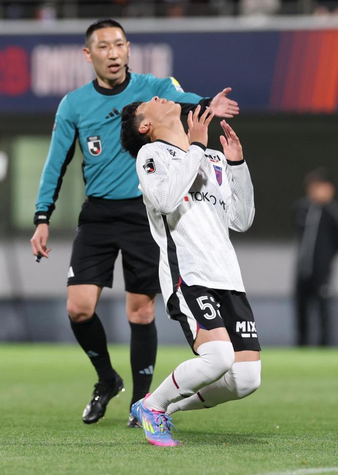 　前半、シュートが外れ悔しがるＦＣ東京・北原槙（撮影・金田祐二）