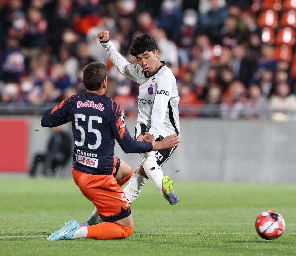 　後半、ゴールを狙うＦＣ東京・北原槙（撮影・金田祐二）