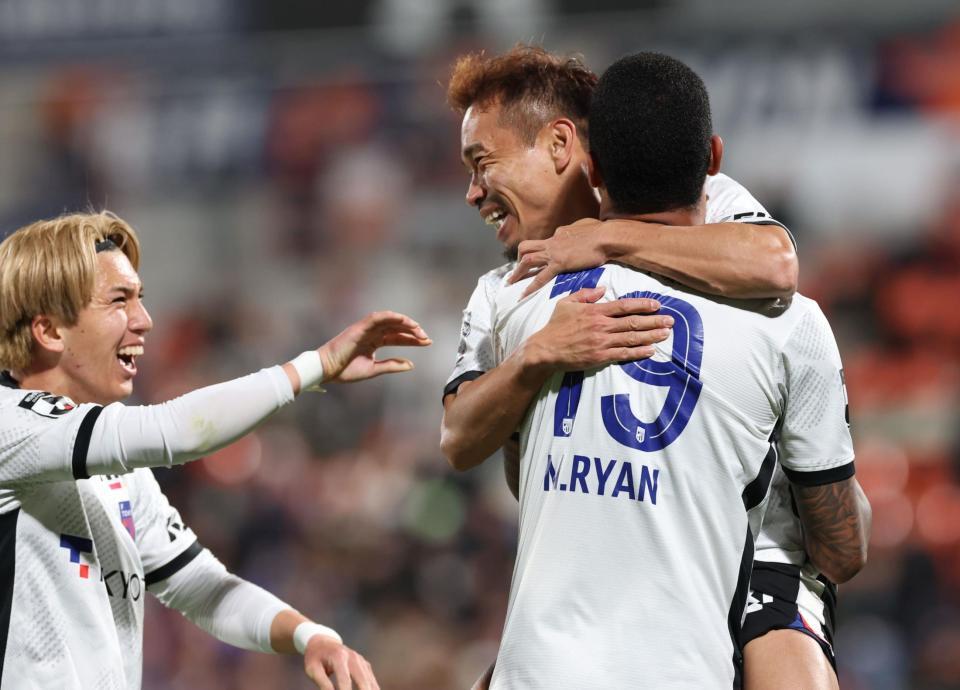 　後半、先制ゴールのマルセロヒアンに抱きついて喜ぶＦＣ東京・長友佑都（撮影・金田祐二）