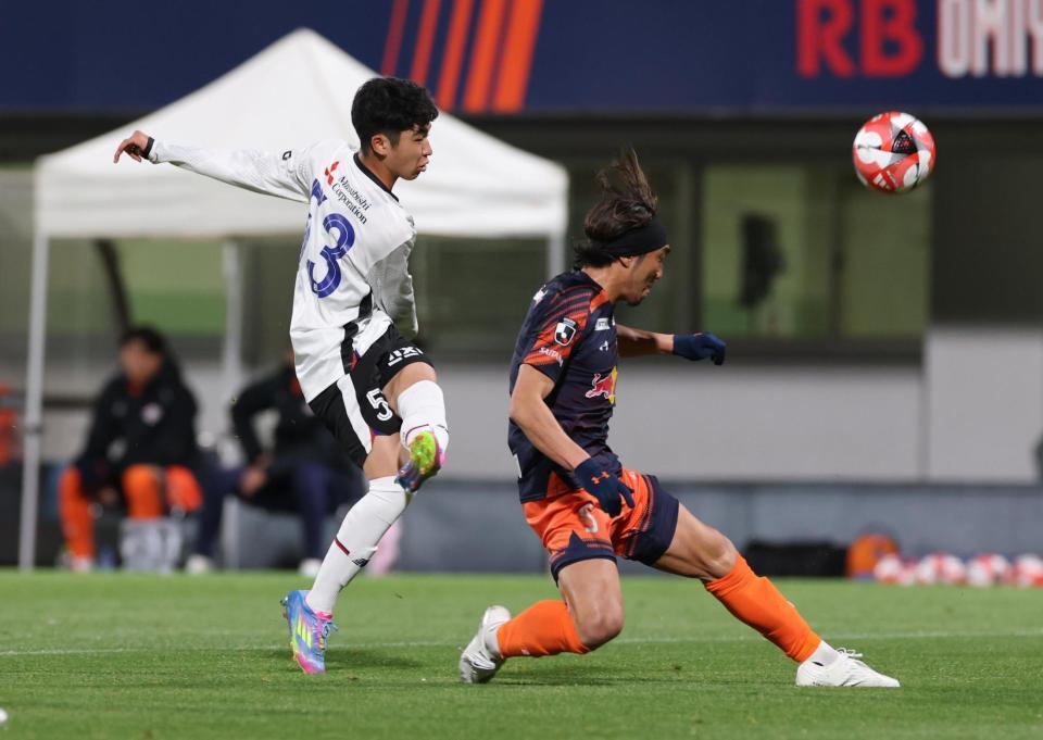 　前半、シュートを放つも阻止されるＦＣ東京・北原槙（撮影・金田祐二）