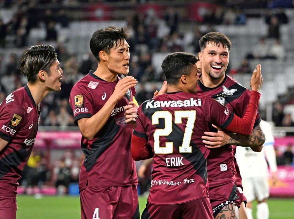 　前半、追加点を決め喜ぶ神戸のトゥーレル（右）ら