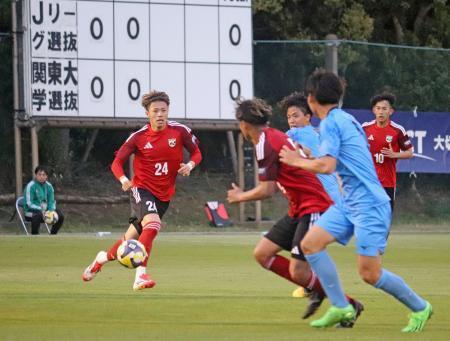 　サッカーＵ-２２Ｊリーグ選抜と関東大学選抜の試合でプレーする選手＝千葉県習志野市