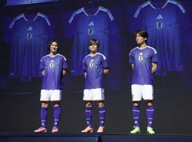 　新ユニホームを披露する（左から）南野、久保、中村（撮影・西岡正）