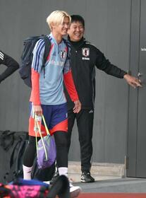 　森保監督（右）と笑顔で話す後藤（撮影・金田祐二）