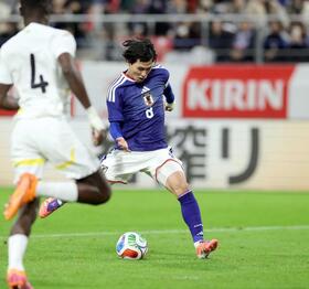 　前半、先制ゴールを決める南野　