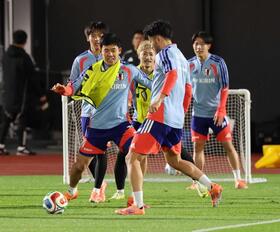 　練習で汗を流す遠藤（手前左）＝撮影・石井剣太郎