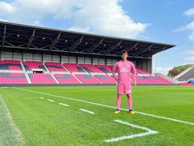 　引退試合のユニホームを披露する柿谷氏