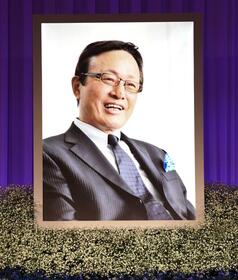 　祭壇に飾られた釜本邦茂さんの遺影（代表撮影）