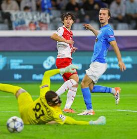 　前半、先制ゴールを決めるモナコの南野（奥左）（共同）