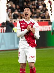 　後半、先制ゴールを決め喜ぶモナコの南野（共同）