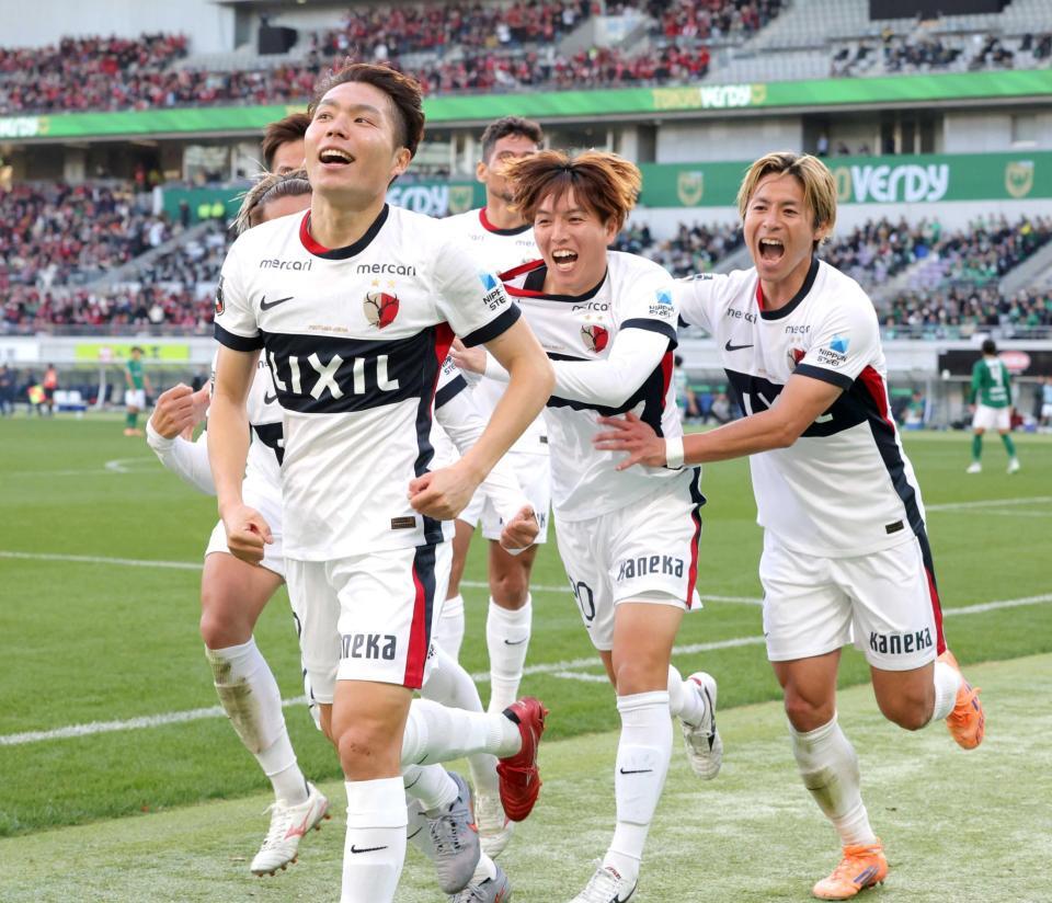 　後半、先制ゴールを決め、イレブンに祝福される鹿島・松村（手前）＝撮影・西岡正