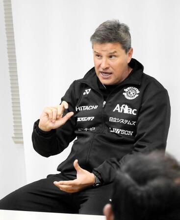 　取材に応じる柏のリカルド・ロドリゲス監督