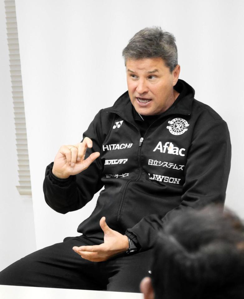 　取材に応じる柏のリカルド・ロドリゲス監督