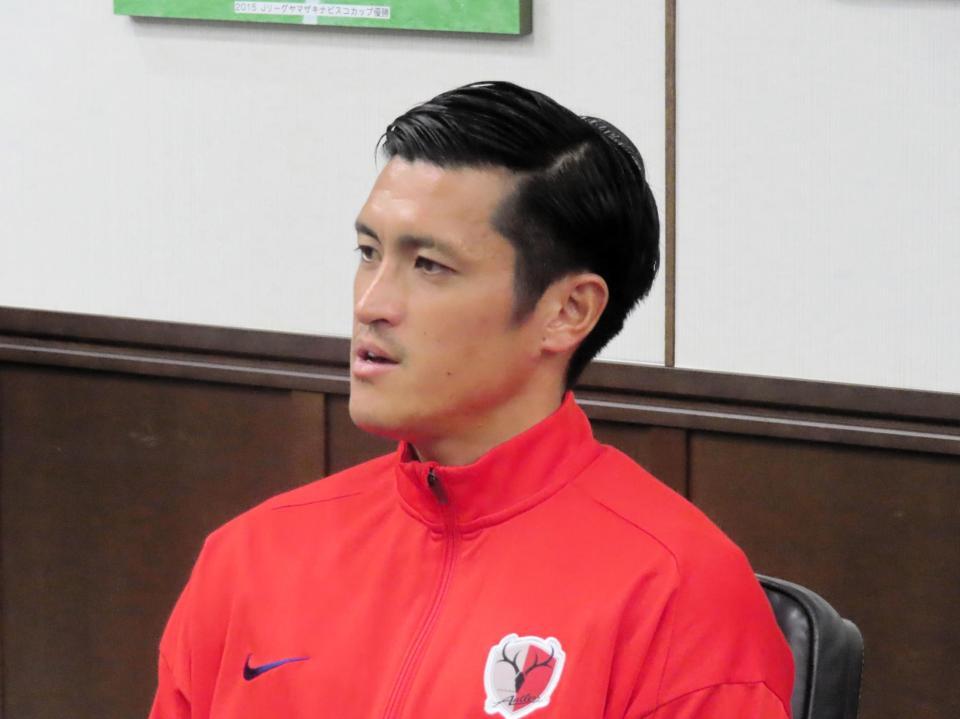 　鹿嶋市内で取材に応じたＤＦ植田直通