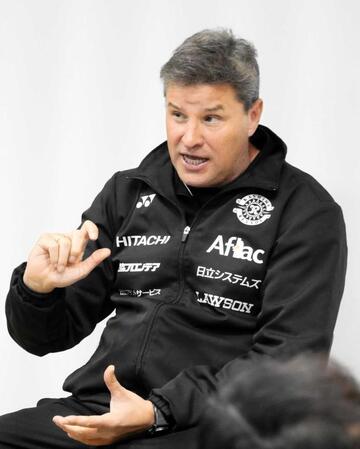 　取材に応じる柏・ロドリゲス監督