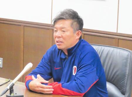 　鹿嶋市内で取材に応じた鬼木達監督