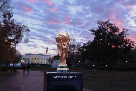 　サッカーＷ杯の組み合わせ抽選会を前に２日、米首都のホワイトハウス前に置かれたトロフィー（ＦＩＦＡ提供、ゲッティ＝共同）