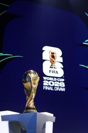 　サッカーＷ杯の優勝トロフィー＝３日、ワシントン（ＦＩＦＡ提供、ゲッティ＝共同）