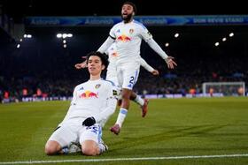 　サッカーのイングランド・プレミアリーグ、チェルシー戦でゴールを決め喜ぶリーズの田中碧（左）＝３日、リーズ（ＡＰ＝共同）