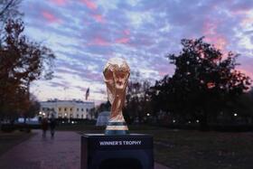 　サッカーＷ杯の組み合わせ抽選会を前に２日、米首都のホワイトハウス前に置かれたトロフィー（ＦＩＦＡ提供、ゲッティ＝共同）