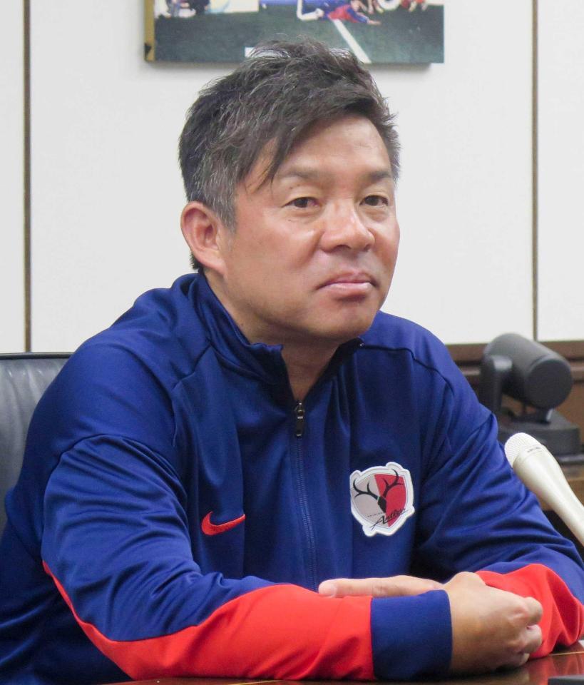 　取材に応じるＪ１鹿島の鬼木監督