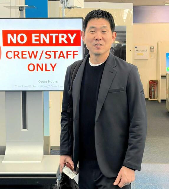 　Ｗ杯組み合わせ抽選会に向けて出発する森保監督（撮影・松田和城）