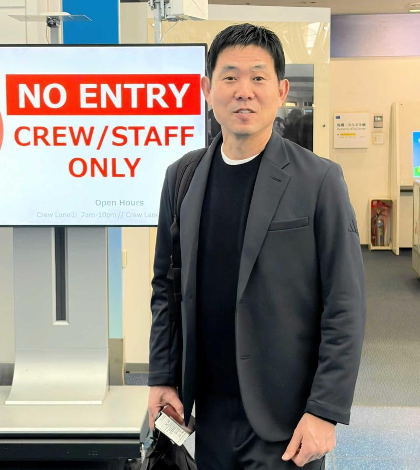 　Ｗ杯組み合わせ抽選会に向けて出発する森保監督（撮影・松田和城）