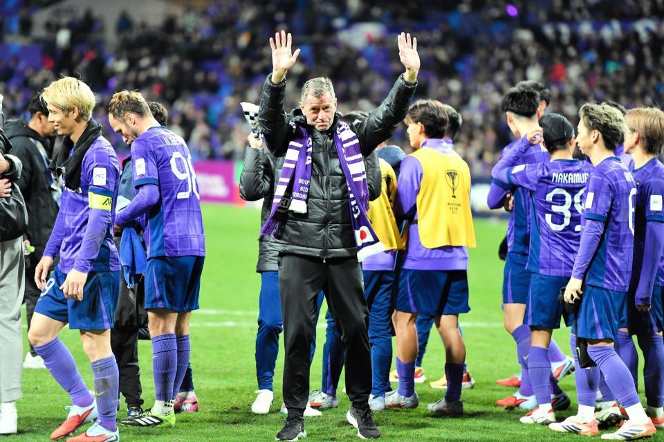 　サポーターからの声援に応えるスキッベ監督（撮影・畠山賢大）