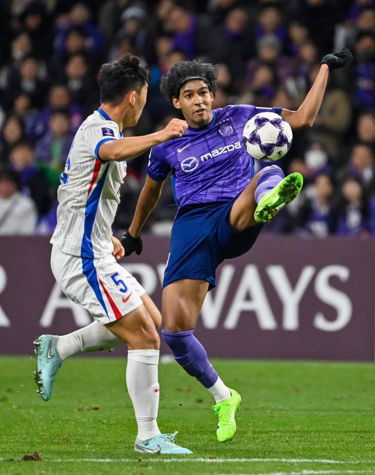 　前半、競り合う広島・ジャーメイン（右）