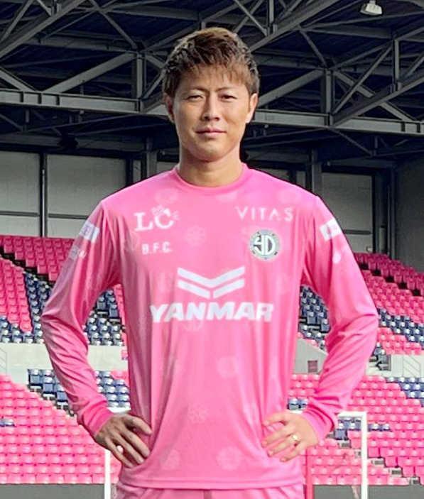 　引退試合のユニホームを披露する柿谷氏