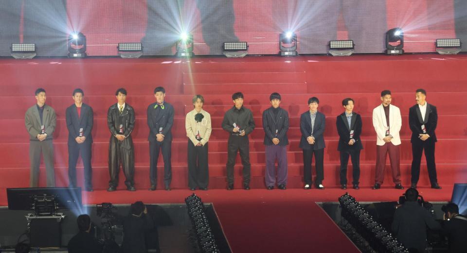 　最優秀選手賞の発表を待つ鹿島・早川友基（左端）らベストイレブン選出者（撮影・石井剣太郎）