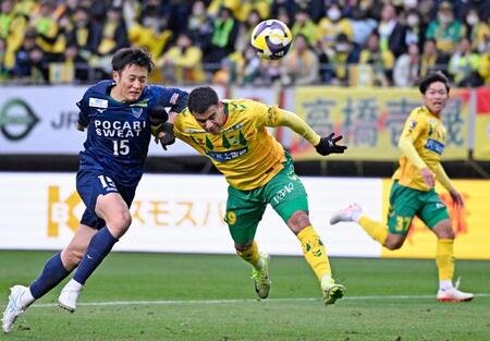 　後半、ヘディングで先制ゴールを決める千葉・カルリーニョスジュニオ（中央）