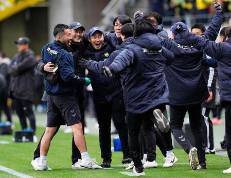 　徳島に競り勝ち、２００９年以来のＪ１昇格を決め、喜ぶ千葉・小林監督（左から２人目）ら