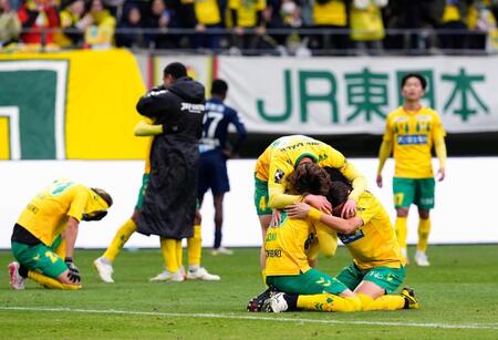 　徳島に競り勝ち、２００９年以来のＪ１昇格を決め喜ぶ千葉イレブン
