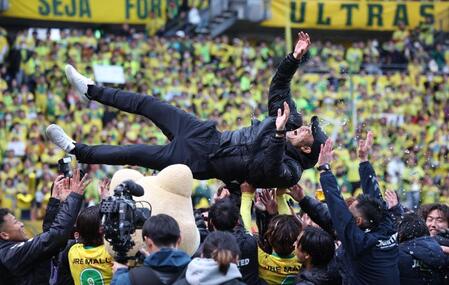 　胴上げされる千葉・小林慶行監督（撮影・金田祐二）