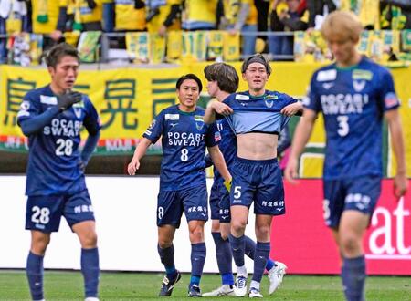 　千葉に敗れＪ１復帰を逃し、肩を落とす徳島イレブン