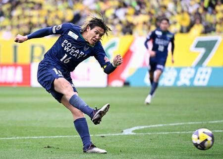 　前半、ゴールを狙う徳島・渡